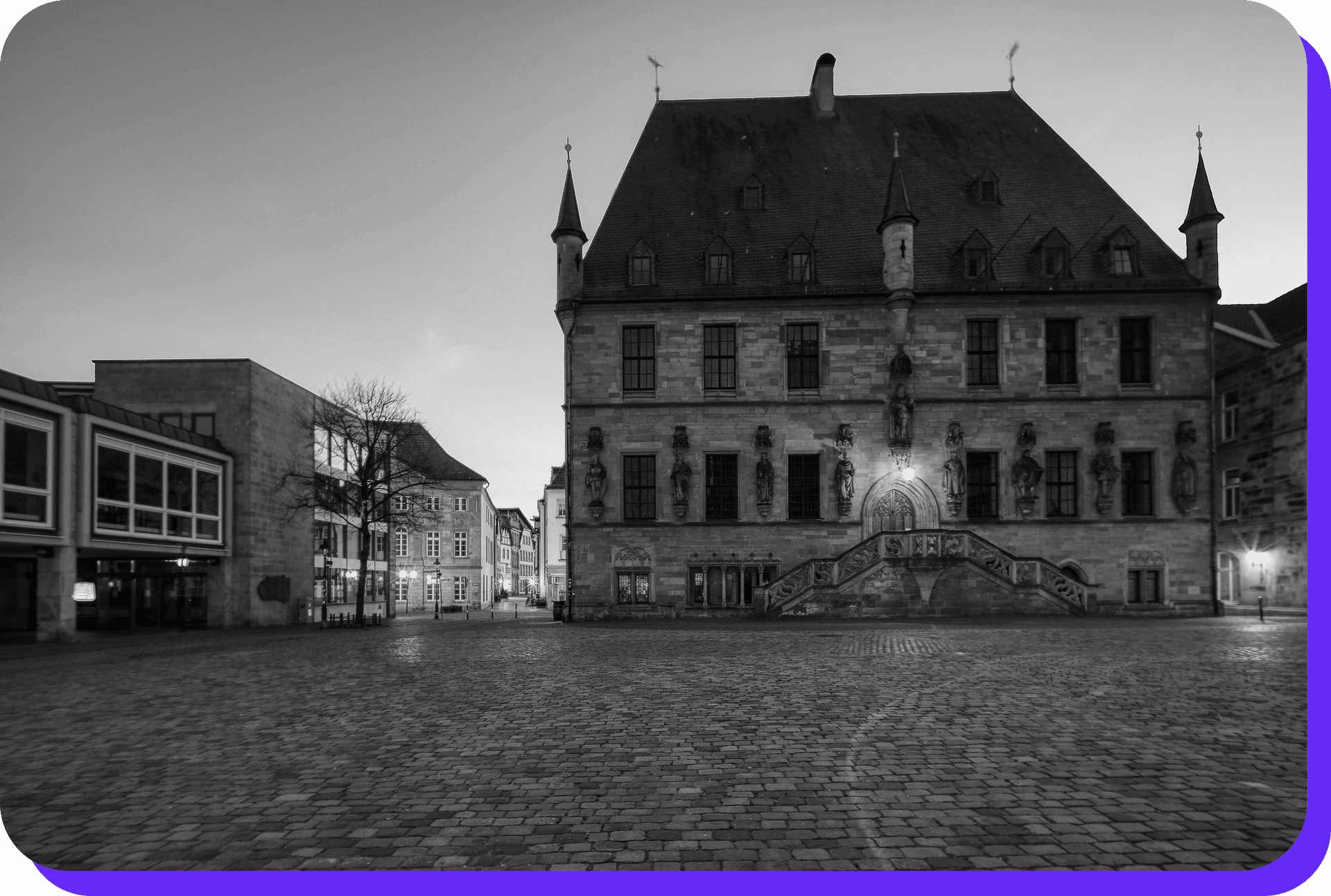 Blick über die Stadt Osnabrück mit ihren charakteristischen Kirchtürmen und der historischen Architektur